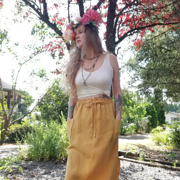 A classic super relaxed fit skirt for the everyday. Featuring an elasticized waist with a drawstring, patch pockets and double side slits at hem. Designed for the days spent lounging around the house, playing in the garden, reading a good book + working in your home office, this skirt is so versatile. Feel the comfort in this style + the freedom to do it!