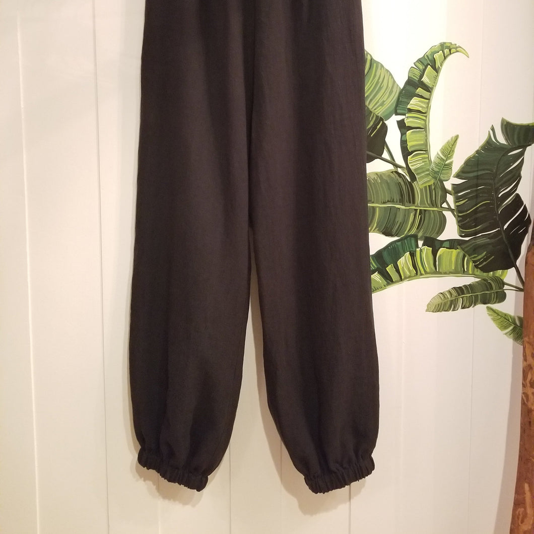 A classic easy fit pant for the everyday. Featuring elasticized waist + ankles as well as pockets in the side seams. Designed for the days spent lounging around the house, playing in the garden, reading a good book + working in your home office, these pants are so versatile. Feel the comfort in this style + the freedom to do it!