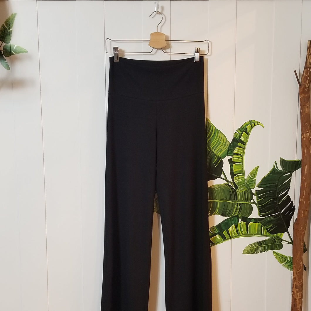 The ultimate in comfort, classic active to lounge pant for everyday. Featuring a nice wide waistband that can either be worn up for a higher waist look or folded over for a low-rise look. They are fitted in the waist and hips and the leg flows down into a nice relaxed straight leg. From day to night, lounge, do your yoga + stretches or just simply wear these to feel good, relaxed + comfy in!